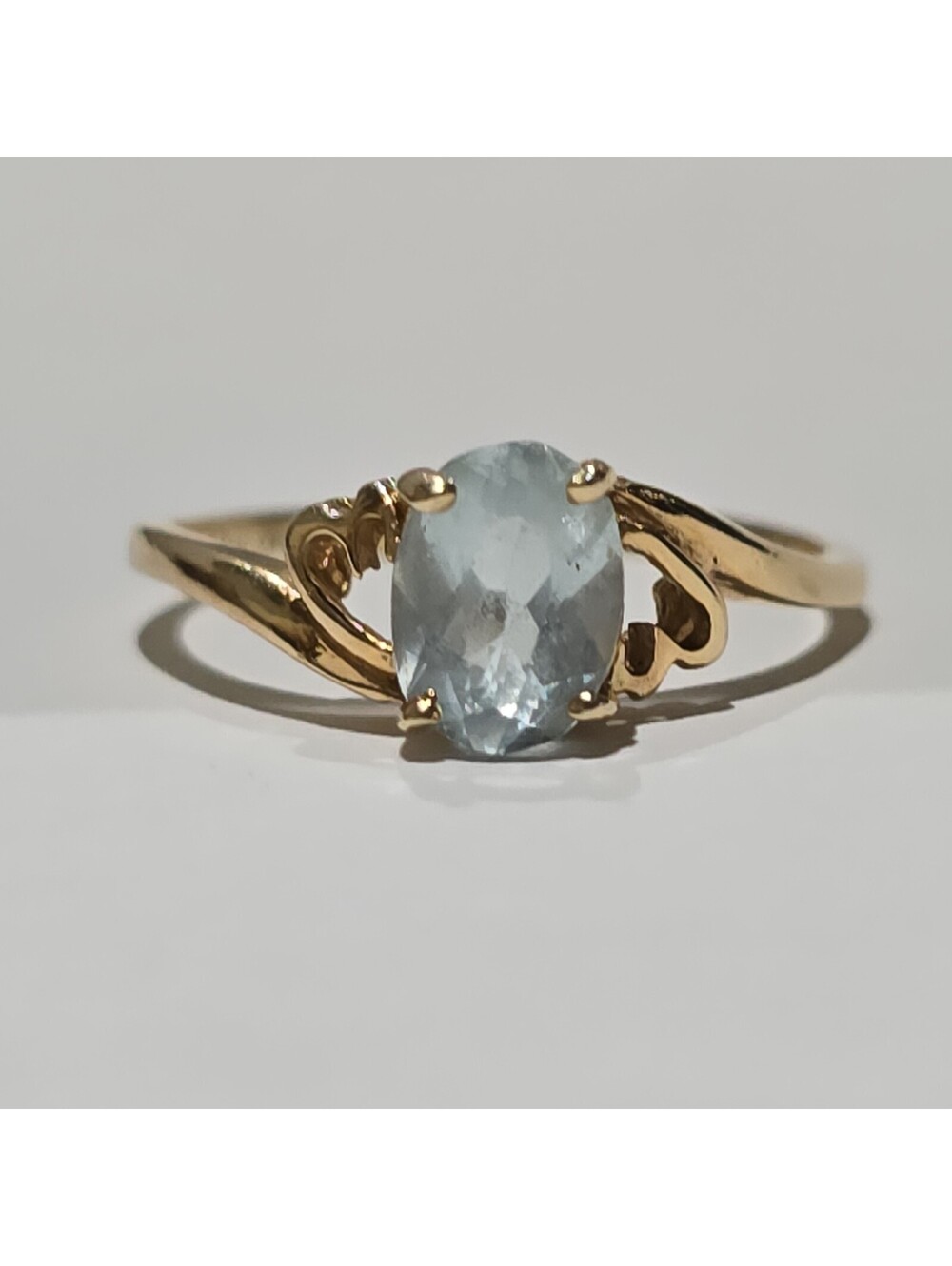 Vintage 10K SOLID GOLD RING WITH Blue Topaz stone